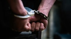 男子在淡滨尼停车场发狂挥刀 警方发射眩晕枪制伏